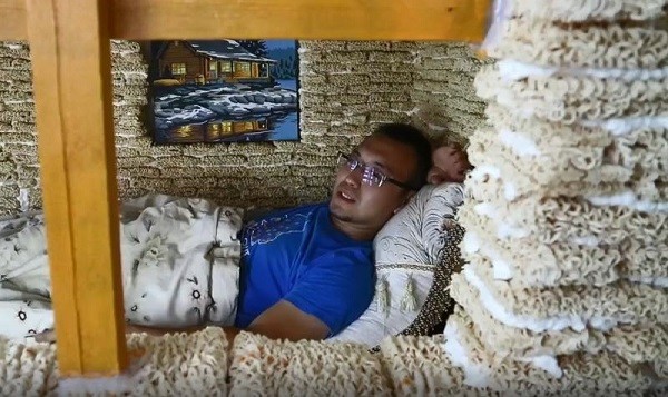 Ông bố dùng hơn 2.000 gói mì ăn liền tái chế thành ngôi nhà đồ chơi cho con sắp chào đời - ảnh 3