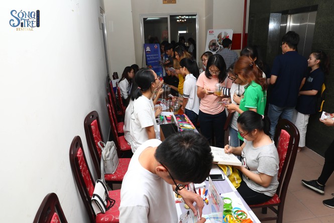Đạo diễn Nguyễn Đức Hòa đặt câu hỏi với sinh viên Báo chí “Làm báo bằng smartphone, khó hay dễ?” - ảnh 1