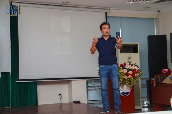 Đạo diễn Nguyễn Đức Hòa đặt câu hỏi với sinh viên Báo chí “Làm báo bằng smartphone, khó hay dễ?” - ảnh 2