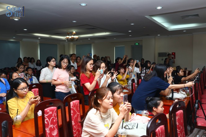 Đạo diễn Nguyễn Đức Hòa đặt câu hỏi với sinh viên Báo chí “Làm báo bằng smartphone, khó hay dễ?” - ảnh 7