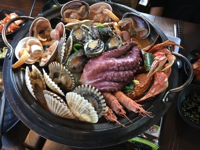 Cua tươi sống, bạch tuộc giãy giụa và những món dị nhất Hàn Quốc - ảnh 2