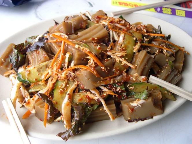 Cua tươi sống, bạch tuộc giãy giụa và những món dị nhất Hàn Quốc - ảnh 3