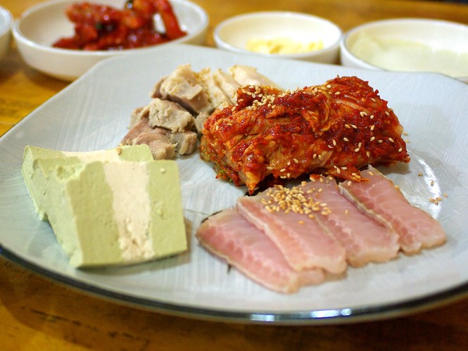Cua tươi sống, bạch tuộc giãy giụa và những món dị nhất Hàn Quốc - ảnh 4
