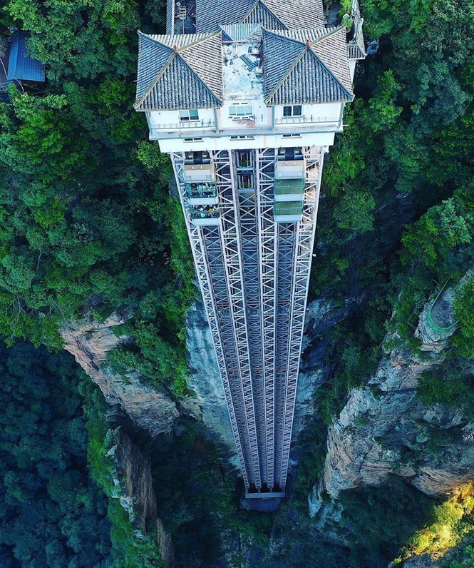 Đứng tim với thang máy ngoài trời treo dọc vách sa thạch hiện đang giữ 3 kỷ lục thế giới - ảnh 2