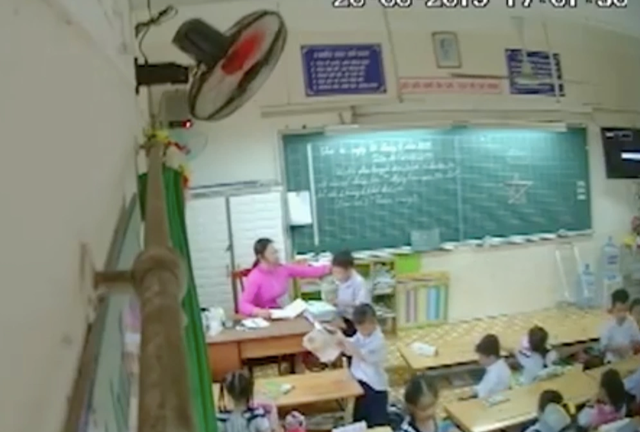 Lén đặt máy quay, phụ huynh “sốc” với cảnh cô giáo đánh, véo tai... học trò lớp 2 - ảnh 1