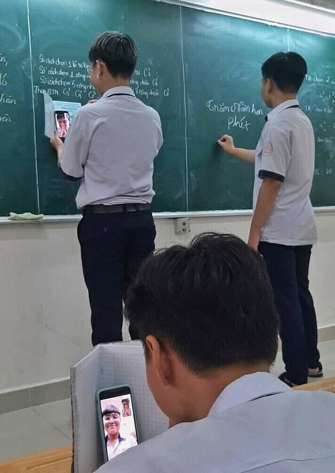 Hai nam sinh sử dụng điện thoại gọi Facetime để nhắc bài khiến dân mạng