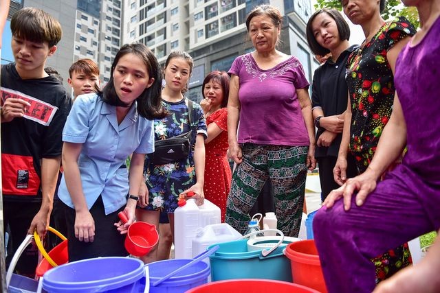 Dậy sớm xếp hàng, cư dân chung cư cao cấp vẫn