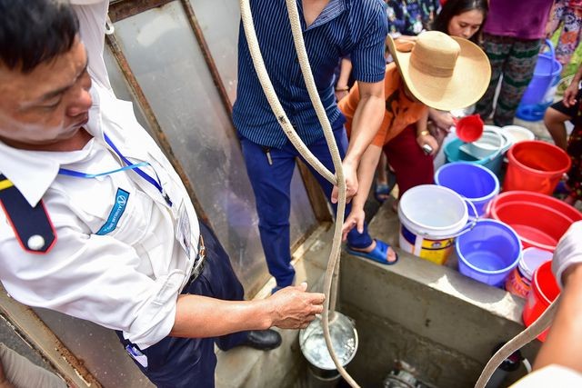 Dậy sớm xếp hàng, cư dân chung cư cao cấp vẫn
