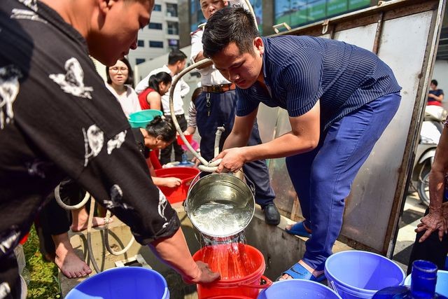 Dậy sớm xếp hàng, cư dân chung cư cao cấp vẫn