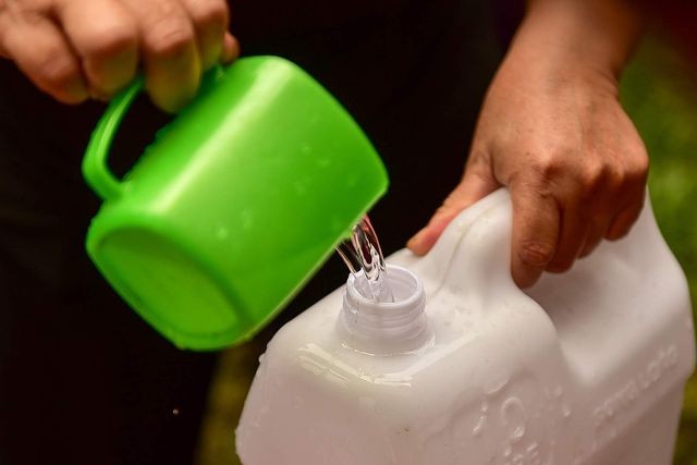Dậy sớm xếp hàng, cư dân chung cư cao cấp vẫn
