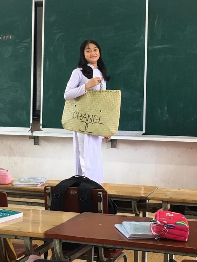 Nữ sinh biến giỏ đi chợ thành túi xách