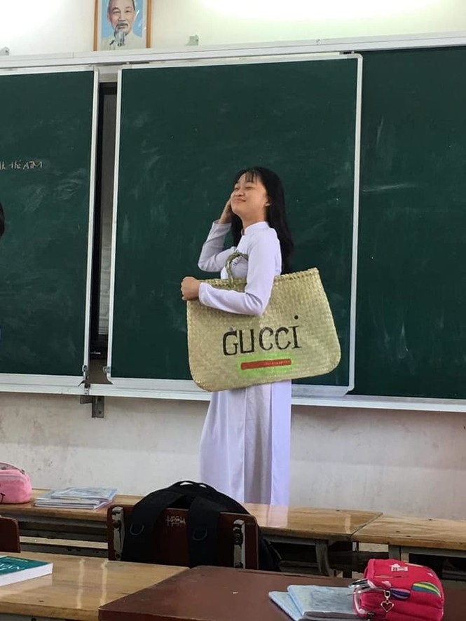 Nữ sinh biến giỏ đi chợ thành túi xách