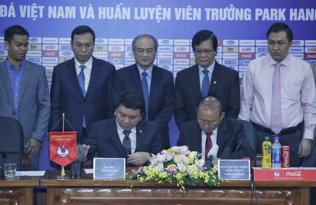 HLV Park Hang Seo chia sẻ xúc động trong ngày gia hạn hợp đồng với VFF - ảnh 2
