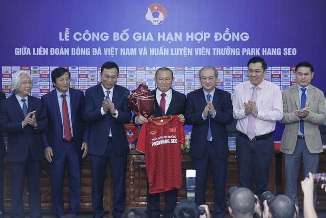 HLV Park Hang Seo chia sẻ xúc động trong ngày gia hạn hợp đồng với VFF - ảnh 3