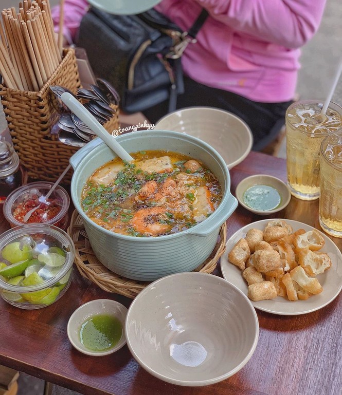 Bánh canh cua ăn nguyên nồi ở TP.HCM - ảnh 4