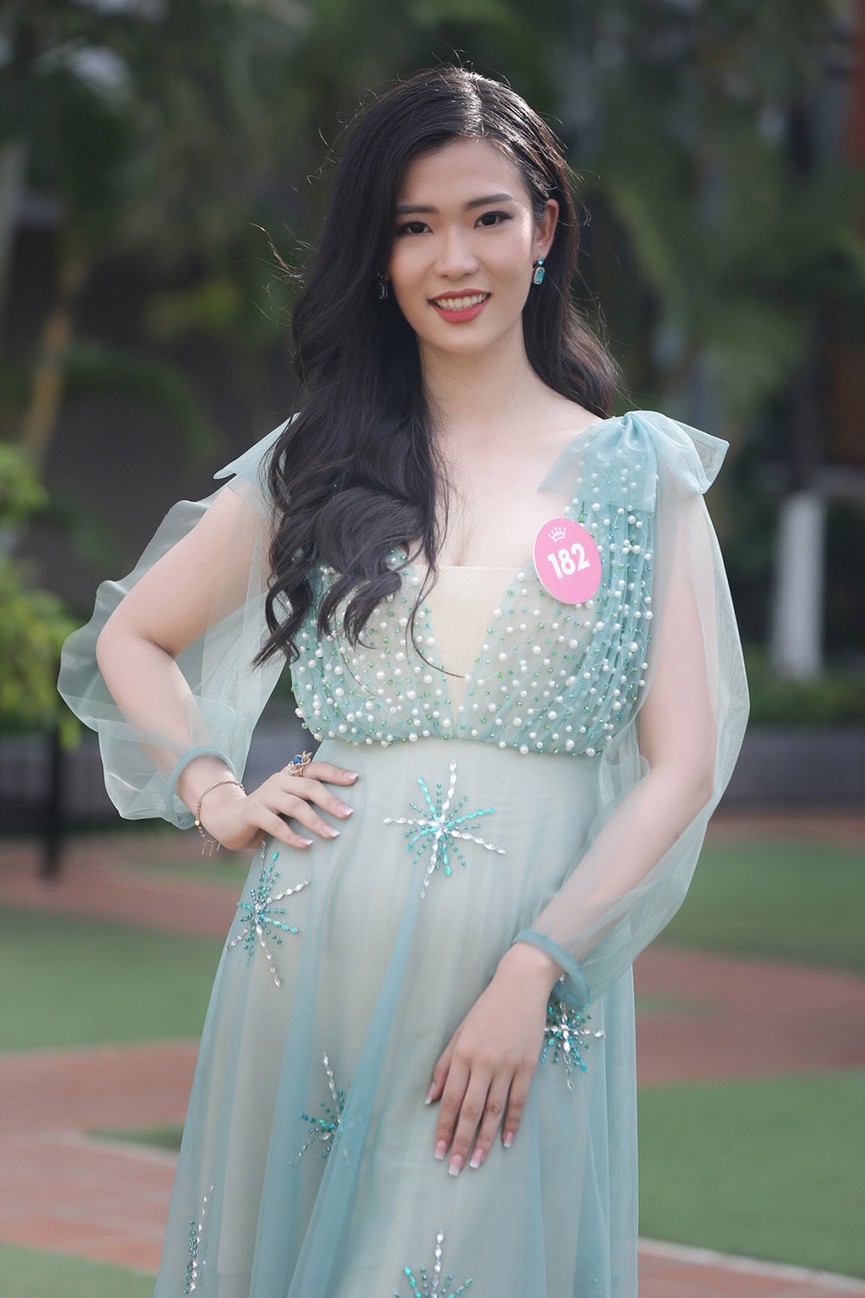 30 thí sinh HHVN diện váy cocktail rực rỡ, quyến rũ trên bờ biển - ảnh 7