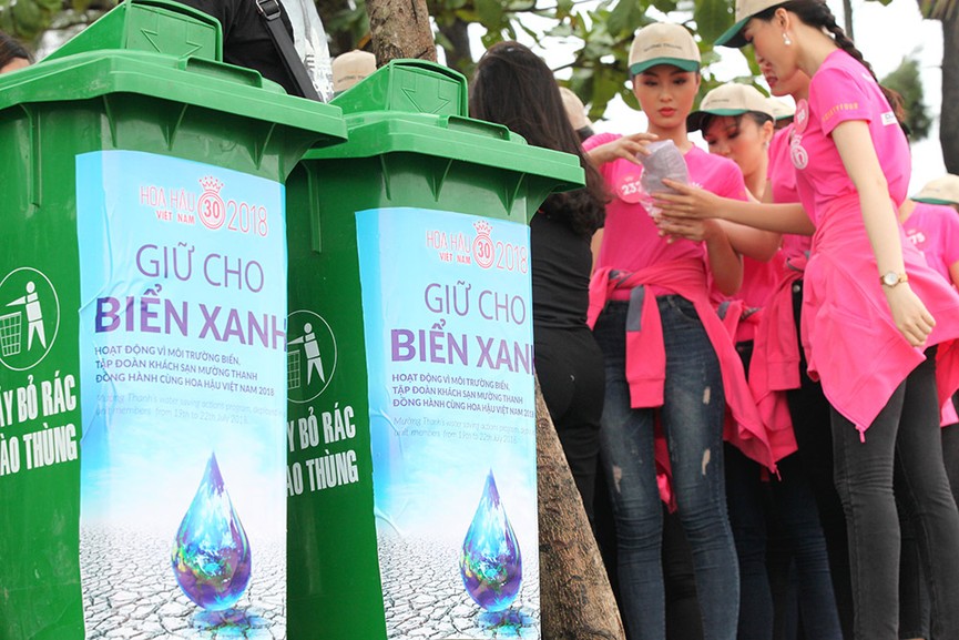 Thí sinh HHVN xuống biển dọn rác ngay khi bão số 3 tràn qua - ảnh 3