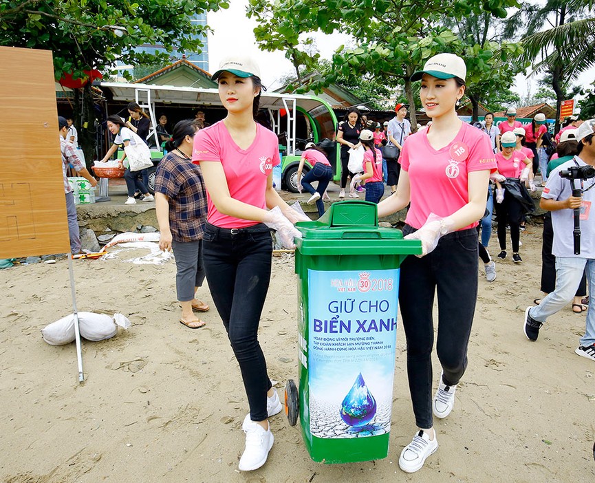 Thí sinh HHVN xuống biển dọn rác ngay khi bão số 3 tràn qua - ảnh 1