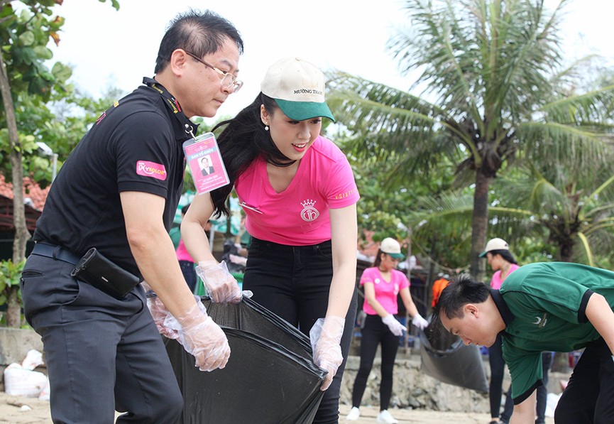 Thí sinh HHVN xuống biển dọn rác ngay khi bão số 3 tràn qua - ảnh 7