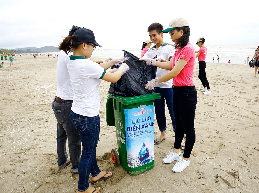 Thí sinh HHVN xuống biển dọn rác ngay khi bão số 3 tràn qua - ảnh 8