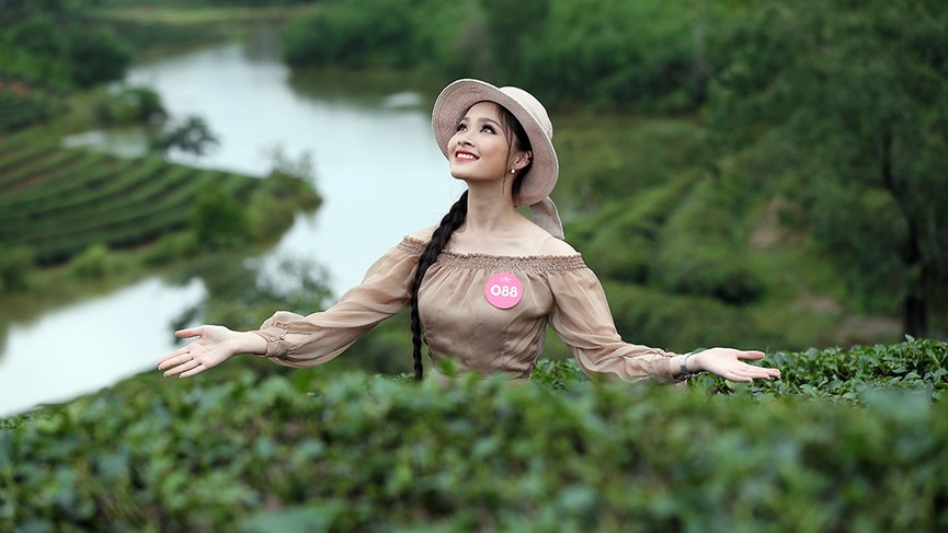 Ngắm nhan sắc thí sinh HHVN thả dáng ở đồi chè Thanh Chương - ảnh 11