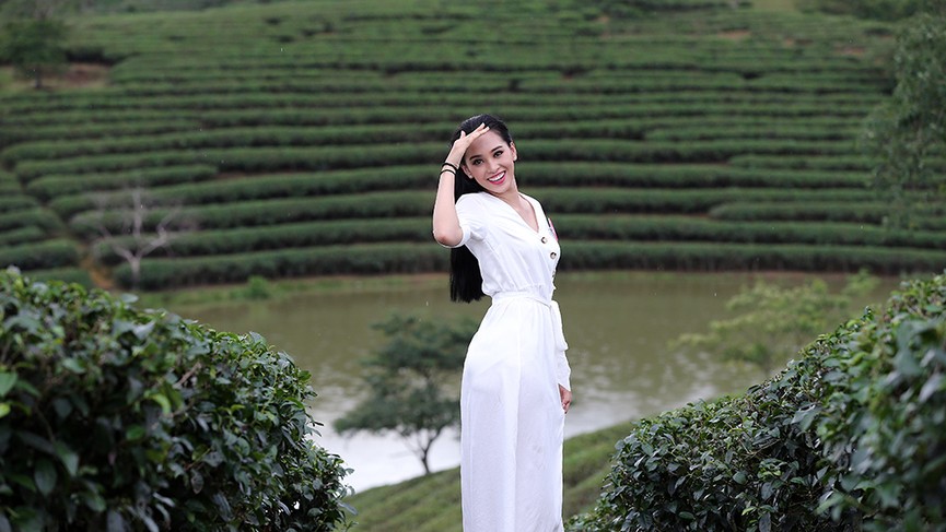 Ngắm nhan sắc thí sinh HHVN thả dáng ở đồi chè Thanh Chương - ảnh 13
