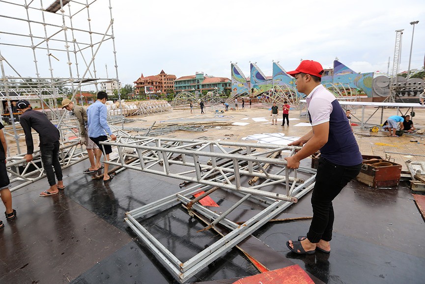 Cận cảnh công tác dàn dựng sân khấu chung khảo HHVN sau bão Sơn Tinh - ảnh 7