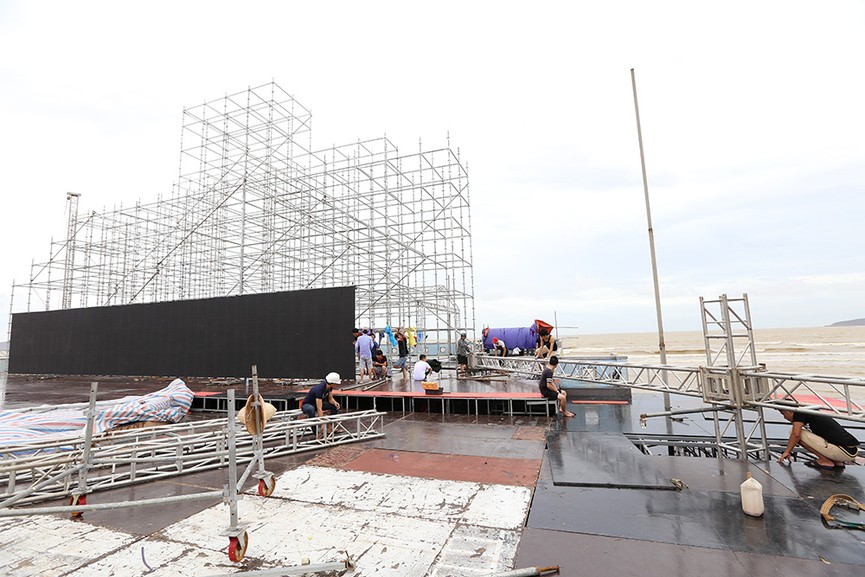 Cận cảnh công tác dàn dựng sân khấu chung khảo HHVN sau bão Sơn Tinh - ảnh 10
