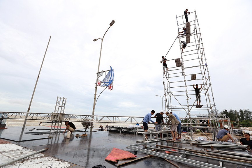 Cận cảnh công tác dàn dựng sân khấu chung khảo HHVN sau bão Sơn Tinh - ảnh 11