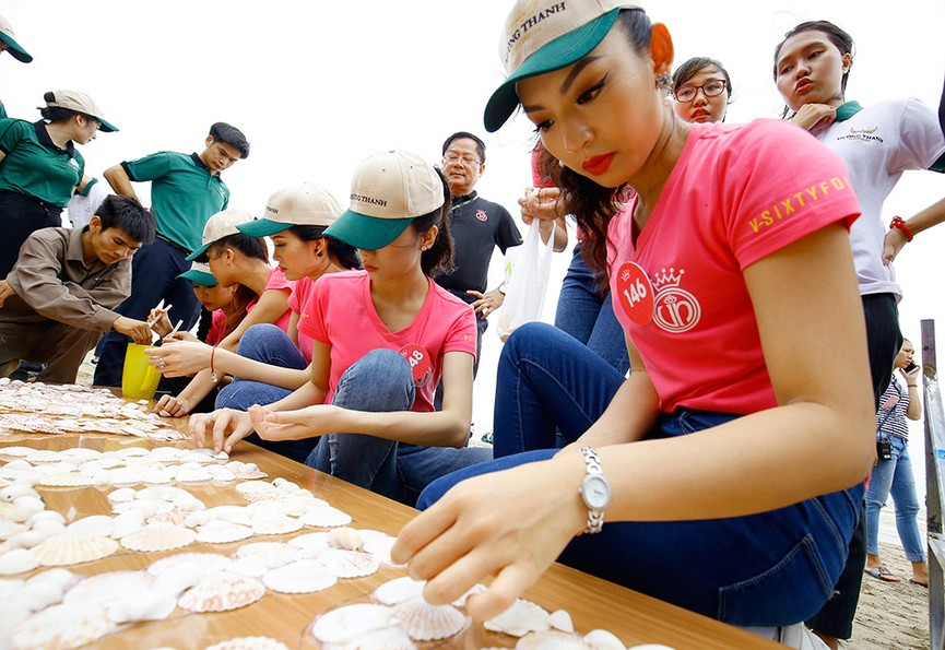 Thí sinh HHVN nhặt vỏ sò ghép chữ trên bãi biển Cửa Lò - ảnh 10