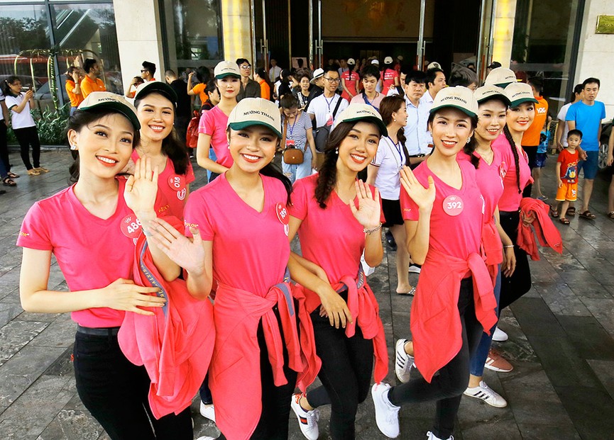 Thí sinh HHVN nhặt vỏ sò ghép chữ trên bãi biển Cửa Lò - ảnh 1