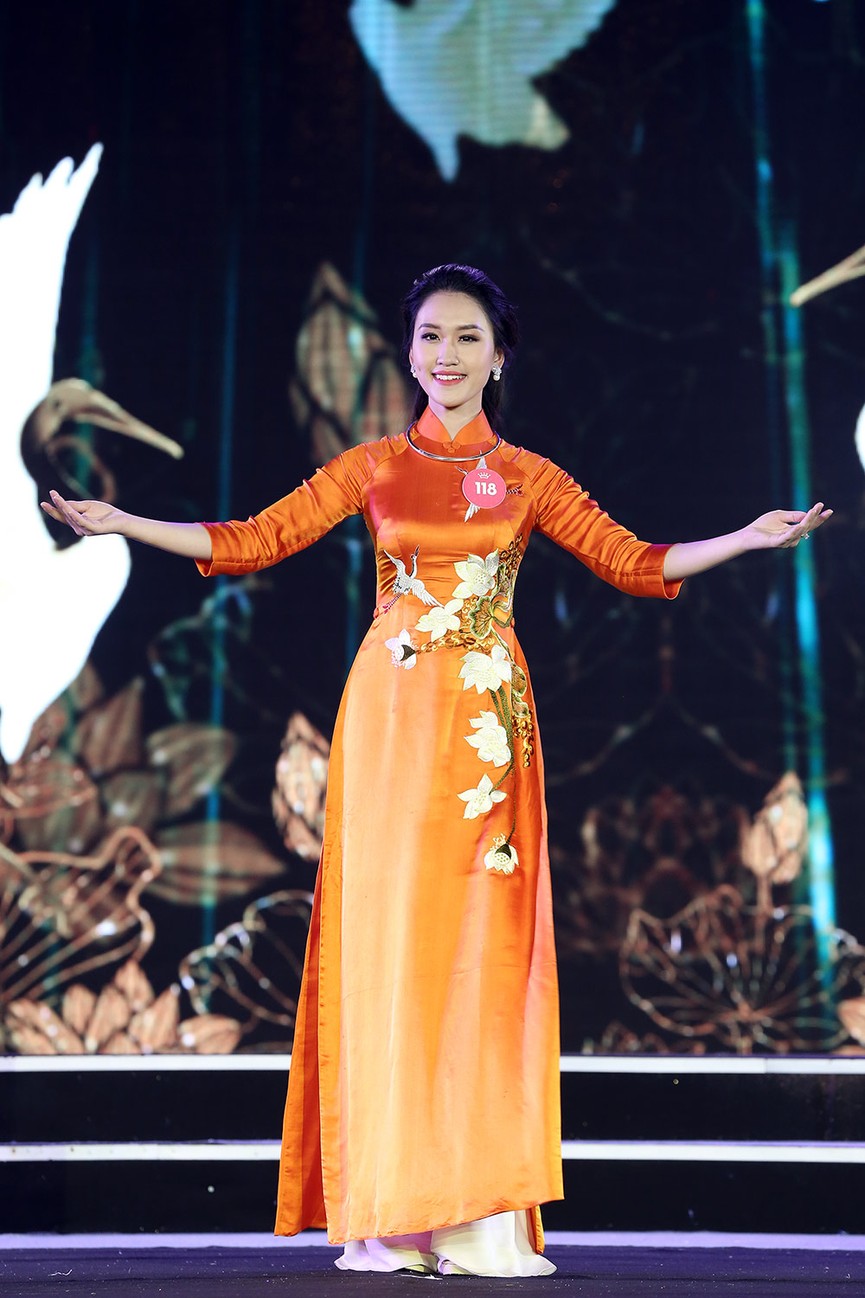38 thí sinh Chung khảo phía Bắc HHVN khoe sắc trong trang phục áo dài - ảnh 17