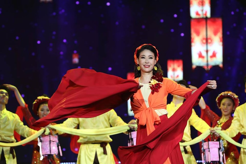 Hoa hậu Hà Kiều Anh gây bất ngờ với khả năng ca hát tại Gala 30 năm - ảnh 1