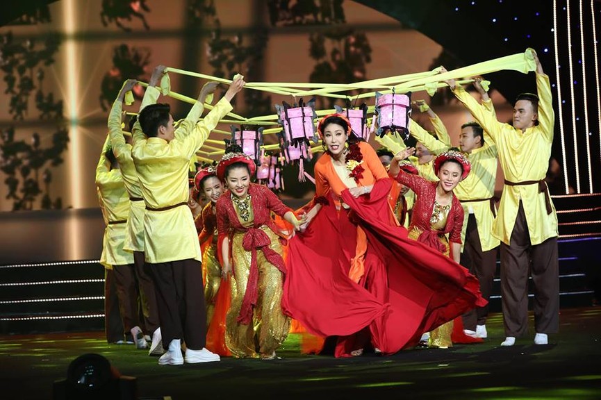 Hoa hậu Hà Kiều Anh gây bất ngờ với khả năng ca hát tại Gala 30 năm - ảnh 3