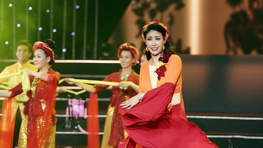Hoa hậu Hà Kiều Anh gây bất ngờ với khả năng ca hát tại Gala 30 năm - ảnh 4