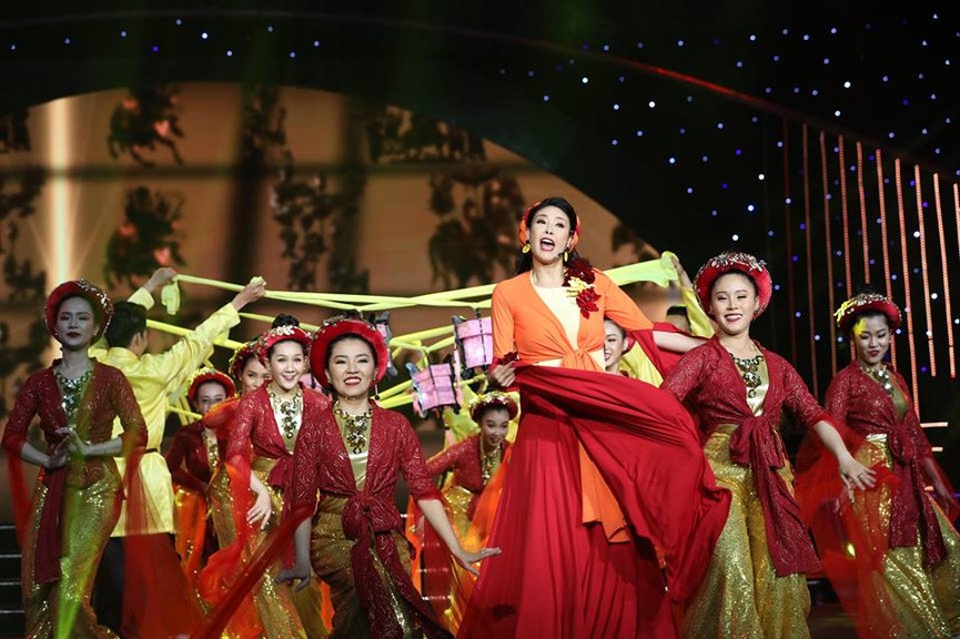 Hoa hậu Hà Kiều Anh gây bất ngờ với khả năng ca hát tại Gala 30 năm - ảnh 5