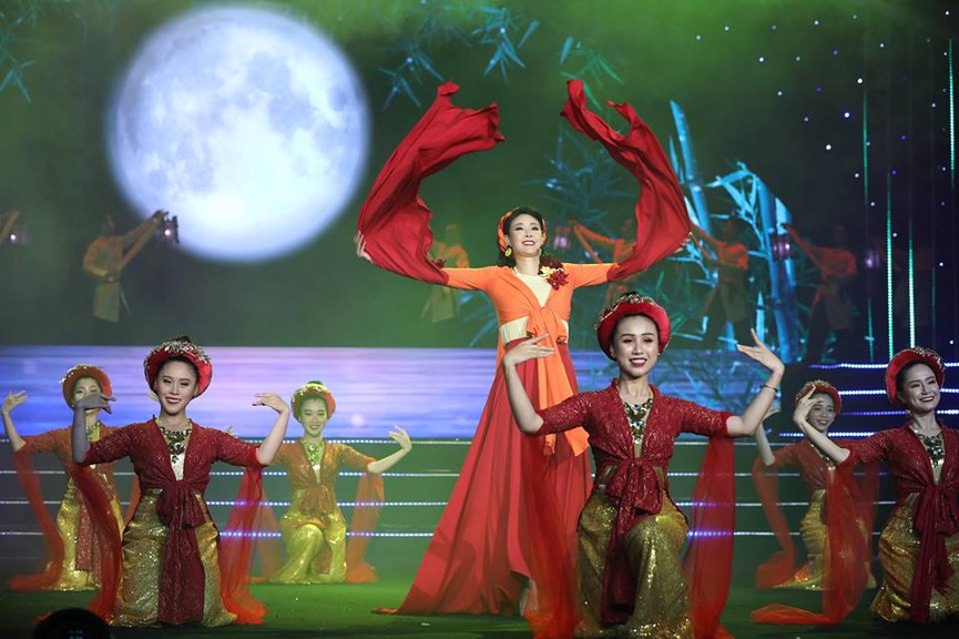 Hoa hậu Hà Kiều Anh gây bất ngờ với khả năng ca hát tại Gala 30 năm - ảnh 7