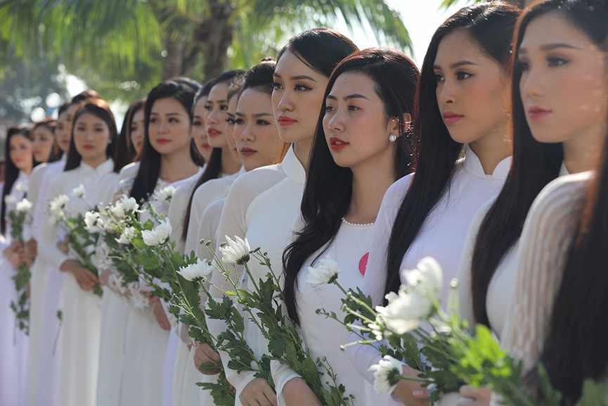 Thí sinh HHVN nghiêng mình trước Tượng đài chiến thắng Hải quân - ảnh 1