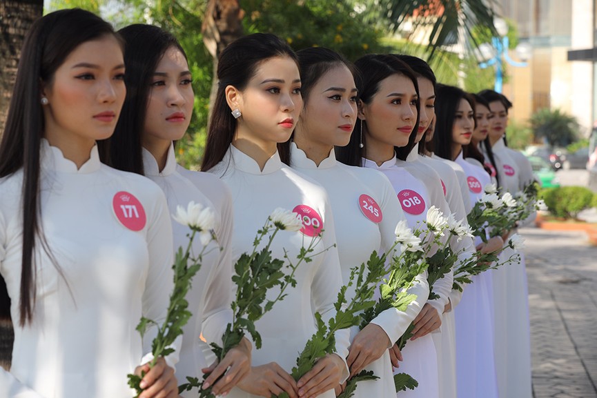 Thí sinh HHVN nghiêng mình trước Tượng đài chiến thắng Hải quân - ảnh 9