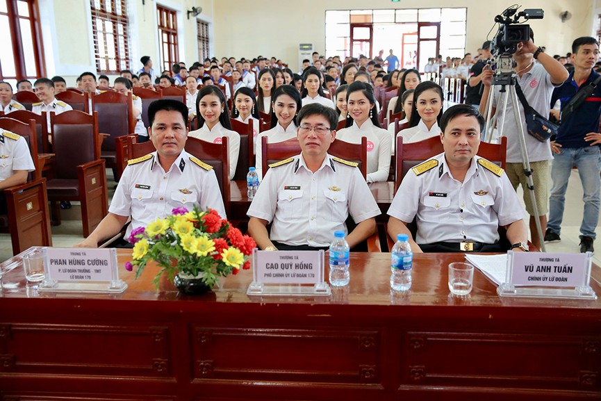 Thí sinh HHVN giao lưu cùng Lữ đoàn 170 Hải quân - ảnh 1