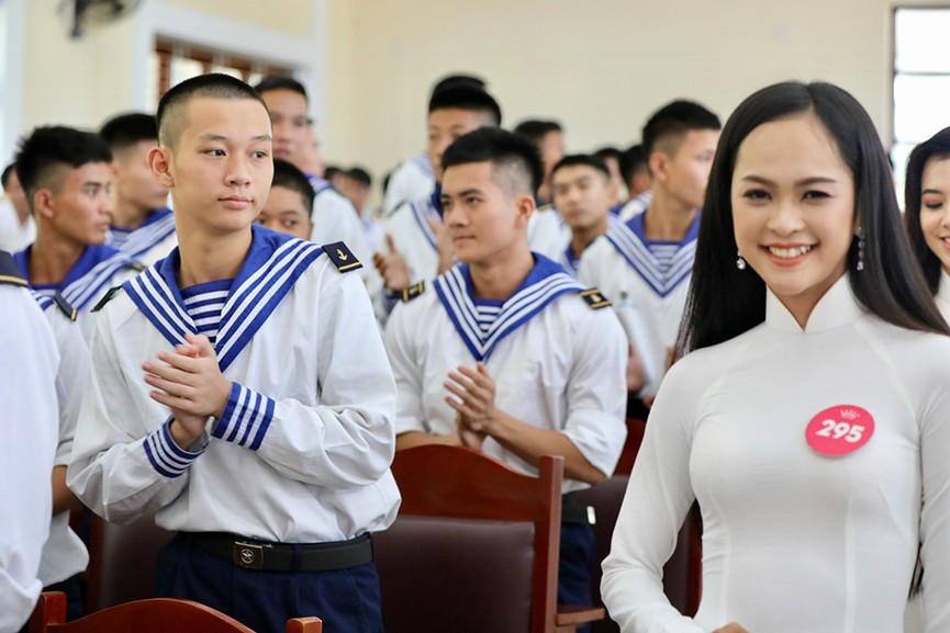 Thí sinh HHVN giao lưu cùng Lữ đoàn 170 Hải quân - ảnh 4
