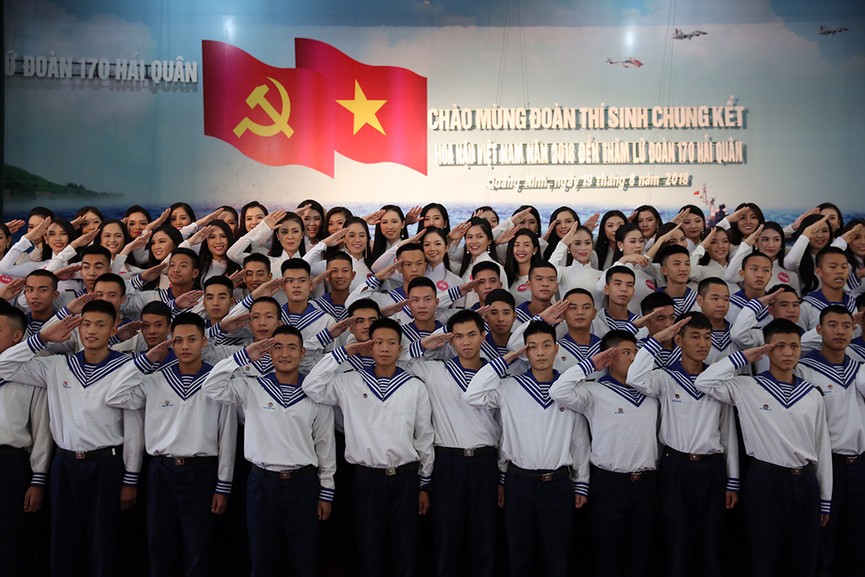Thí sinh HHVN giao lưu cùng Lữ đoàn 170 Hải quân - ảnh 8