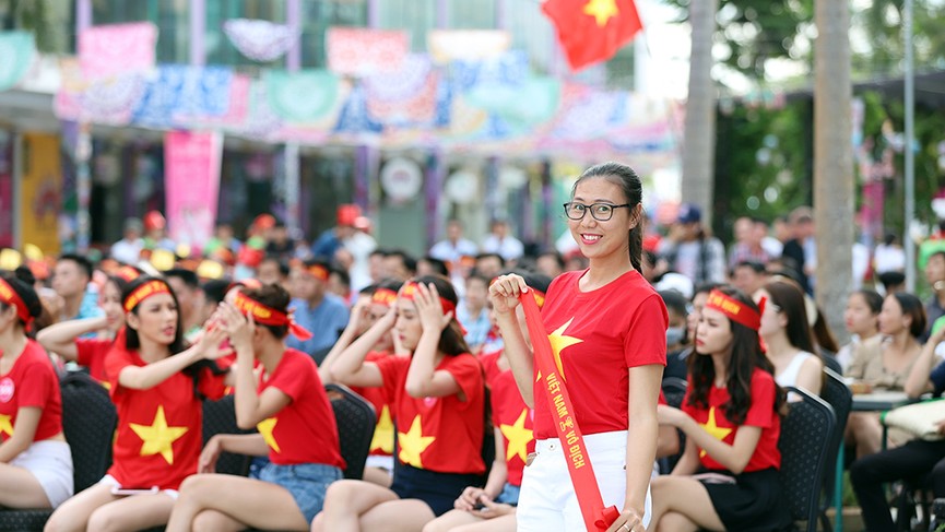 Thí sinh HHVN dừng tập để cổ vũ tuyển Olympic Việt Nam - ảnh 12