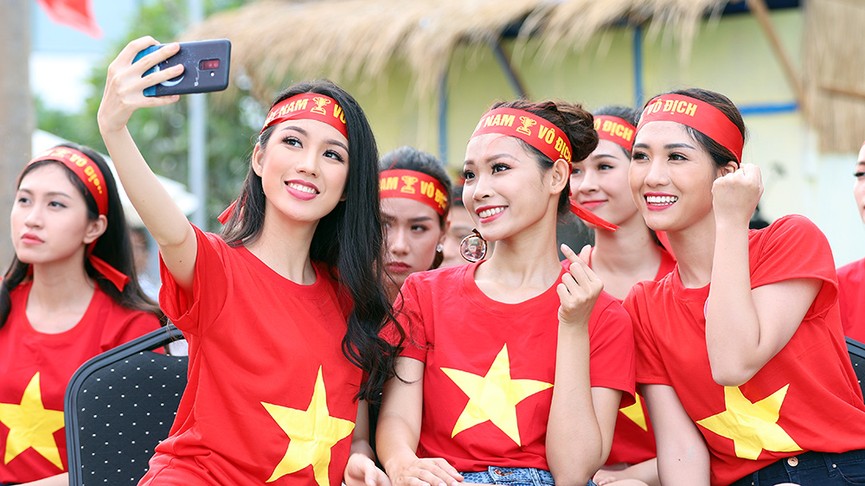 Thí sinh HHVN dừng tập để cổ vũ tuyển Olympic Việt Nam - ảnh 11