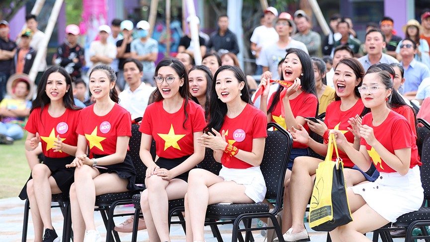 Thí sinh HHVN dừng tập để cổ vũ tuyển Olympic Việt Nam - ảnh 1