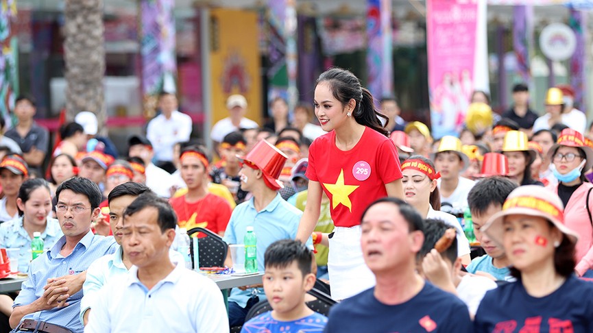 Thí sinh HHVN dừng tập để cổ vũ tuyển Olympic Việt Nam - ảnh 2