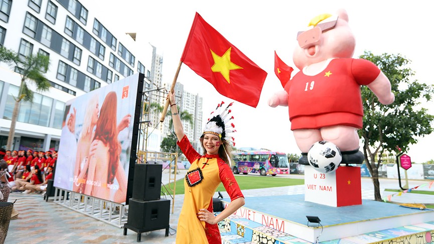 Thí sinh HHVN dừng tập để cổ vũ tuyển Olympic Việt Nam - ảnh 9