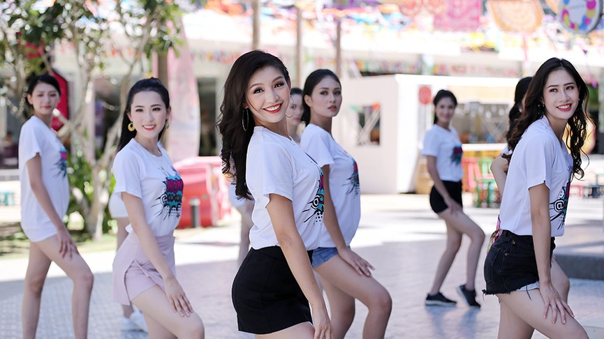 Thí sinh HHVN phô dáng khoẻ khoắn, nóng bỏng với điệu nhảy Zumba - ảnh 1