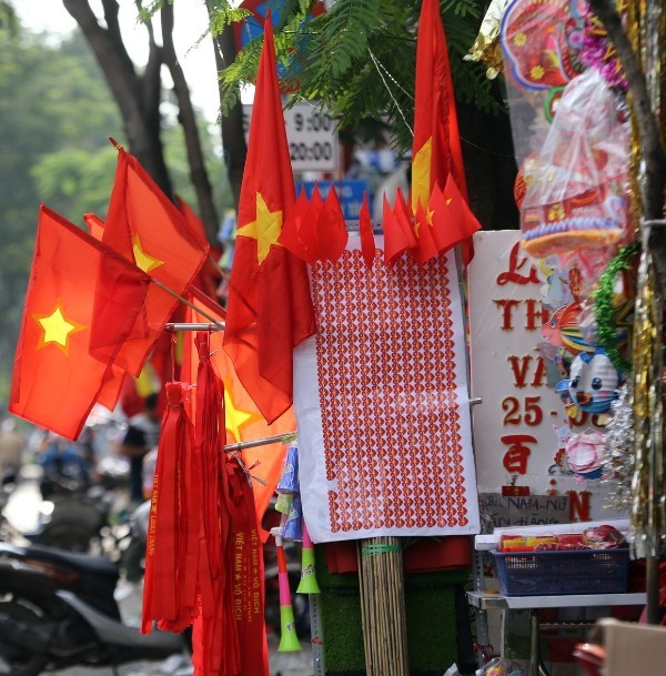 Trước giờ U23 Việt Nam ra quân, quốc kỳ 'nhuộm' đỏ đường phố Sài Gòn - ảnh 6