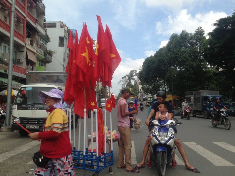 Trước giờ U23 Việt Nam ra quân, quốc kỳ 'nhuộm' đỏ đường phố Sài Gòn - ảnh 7